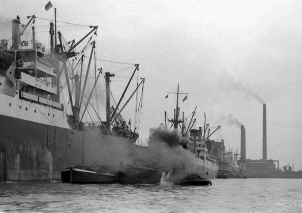 03.07.1954, Hamburg, Hansestadt Hamburg, Deutschland - Frachtschiffe und Schlepper im Hafen. (QF, europäisch, Gewässer, Hafengelände, Güterhafen, Güterumschlag) 00S540703D002.JPG MODEL RELEASE: NOT APPLICABLE, PROPERTY RELEASE: NO MR:Y