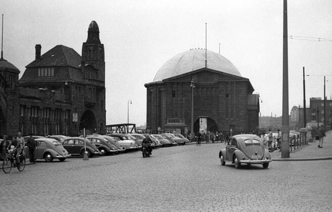 03.07.1954, Hamburg, Hansestadt Hamburg, Deutschland - Blick auf den Eingang zum alten Elbtunnel (rechts) an den St. Pauli-Landungsbruecken. (QF, europäisch, Sehenswürdigkeit, Gebäude, Landungsbrücken) 00S540703D027.JPG MODEL RELEASE: NO, PROPERTY RELEASE: NO MR:N