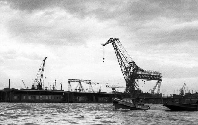 23.06.1956, Hamburg, Hansestadt Hamburg, Deutschland - Blick auf einen Kai mit Verladekraenen im Hafen. (QF, europäisch, Gewässer, Hafengelände, Lastenkräne, Kräne, Verladekräne, Güterhafen, Güterumschlag) 00S560623D001.JPG MODEL RELEASE: NOT APPLICABLE, PROPERTY RELEASE: NO MR:Y