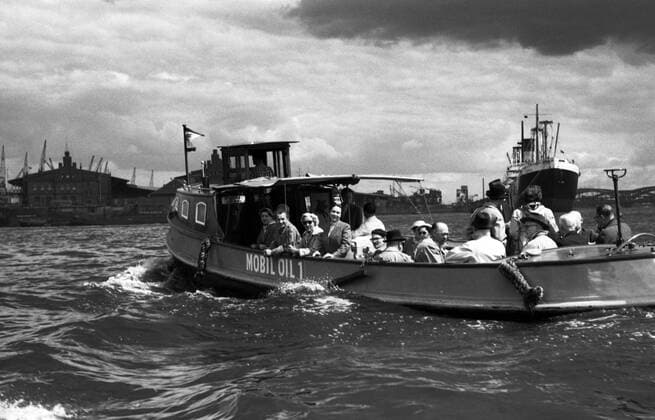 23.06.1956, Hamburg, Hansestadt Hamburg, Deutschland - Menschen machen eine Hafenrundfahrt. (QF, europäisch, Gewässer, Hafengelände, Aktivität, Fahrgäste) 00S560623D009.JPG MODEL RELEASE: NO, PROPERTY RELEASE: NO MR:N