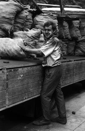 13.08.1972, Berlin, Deutsche Demokratische Republik (DDR) - Kohlenhaendler. (HF, europäisch, Kohlenhändler, Kohlesäcke, Kohleverkäufer, Verkäufer, Beschäftigung, körperlich) 00S720813A238.JPG MODEL RELEASE: NO, PROPERTY RELEASE: NO MR:N