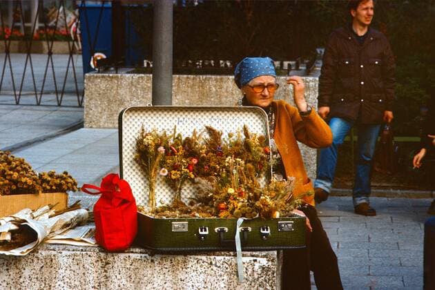 09.10.1985, Berlin, Deutsche Demokratische Republik, DDR - Frau verkauft auf dem Alexanderplatz Blumenstraeusse aus einem Koffer. (QF, europäisch, Konsumgüter, Blumensträusse, Pensionärin, Ruheständlerin, Strassenverkäuferin) 0SX850000D022.JPG MODEL RELEASE: NO, PROPERTY RELEASE: NO MR:N