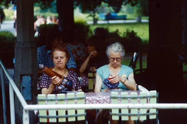 13.09.1985, Berlin, Deutsche Demokratische Republik, DDR - Alte Frauen sitzen an einem Tisch in einem Gartenlokal. (QF, europäisch, Pensionärin, Ruheständlerin) 0SX850000D070.JPG MODEL RELEASE: NO, PROPERTY RELEASE: NO MR:N