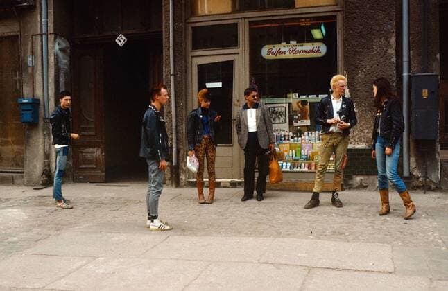 13.09.1985, Berlin, Deutsche Demokratische Republik, DDR - Strassenszene, Mann und Punker vor einer Drogerie. (QF, europäisch, Bürger, Männer, Gespräch, Gespräch) 0SX850000D088.JPG MODEL RELEASE: NO, PROPERTY RELEASE: NO MR:N