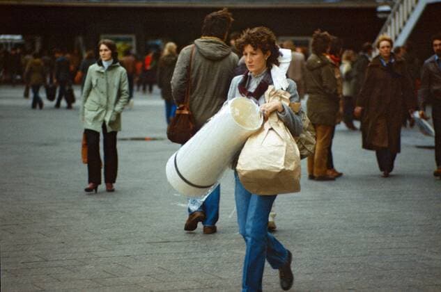 03.11.1985, Berlin, Deutsche Demokratische Republik (DDR) - Frau traegt ihre Einkaeufe ueber den Alexanderplatz. (QF, europäisch, Tüte, Käuferin, Einkäufe) 0SX850000D225.JPG MODEL RELEASE: NO, PROPERTY RELEASE: NO MR:N