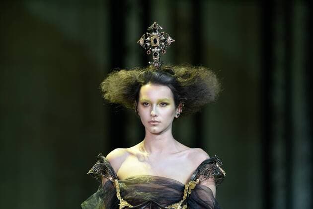 (170126) -- PARIS, Jan. 25, 2017 -- A model presents a creation of Guo Pei s Haute Couture Spring and Summer 2017 fashion collection in Paris, France on Jan. 25, 2017. ) (zjy) FRANCE-PARIS-FASHION WEEK-GUO PEI ChenxYichen 