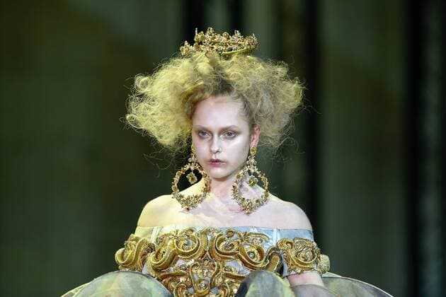 (170126) -- PARIS, Jan. 25, 2017 -- A model presents a creation of Guo Pei s Haute Couture Spring and Summer 2017 fashion collection in Paris, France on Jan. 25, 2017. ) (zjy) FRANCE-PARIS-FASHION WEEK-GUO PEI ChenxYichen 