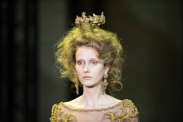(170126) -- PARIS, Jan. 25, 2017 -- A model presents a creation of Guo Pei s Haute Couture Spring and Summer 2017 fashion collection in Paris, France on Jan. 25, 2017. ) (zjy) FRANCE-PARIS-FASHION WEEK-GUO PEI ChenxYichen 