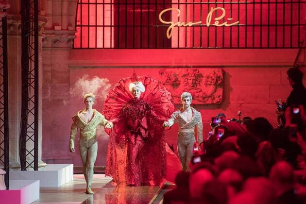 (170126) -- PARIS, Jan. 25, 2017 -- Carmen Dell Orefice (Center) presents a creation of Guo Pei s Haute Couture Spring and Summer 2017 fashion collection in Paris, France on Jan. 25, 2017. ) (zjy) FRANCE-PARIS-FASHION WEEK-GUO PEI ChenxYichen 