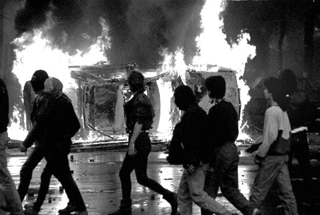 Berlin - 1. Mai 1989 Während und nach der revolutionären 1. Mai-Demo kam es in den Bezirken Kreuzberg und Neukölln zu schweren Ausschreitungen Das Foto zeigt eine brennende Barrikade in Kreuzberg am Lausitzer Platz.
