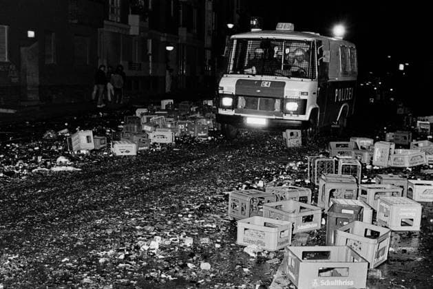 Berlin - 1. Mai 1989 Während und nach der revolutionären 1. Mai-Demo kam es in den Bezirken Kreuzberg und Neukölln zu schweren Ausschreitungen Das Foto zeigt einen geplünderten Getränkeladen in der Manteuffelstraße in Kreuzberg