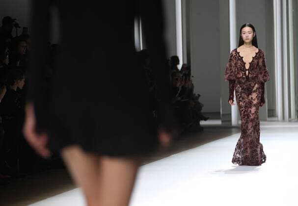 A model takes to the catwalk during the presentation of Galia Lahav s show as part of the Fall-Winter 2017-18 fashion collections in Paris on January 26, 2017.  PAR20170126115 MAYAxVIDON-WHITE