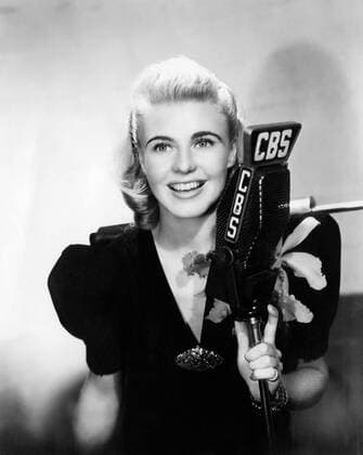 OSCARS. Beste Hauptdarstellerin. Preisträgerinnen 1941-1950 March 21, 2006 - Ginger Rogers Appearing as Kitty Foyle on CBS Lux Radio Theater, 1941 - ZUMAg145 20060321_zap_g145_069 Copyright: xJTxVintagex