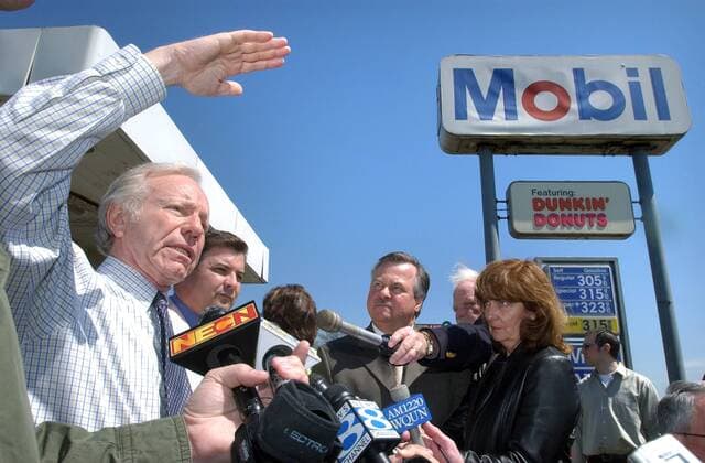 Apr 27, 2006; New Haven, CT, USA; U.S. Senator JOSEPH LIEBERMAN (L) talks with the media on 4 28 2006 at a Mobil gas station in New Haven, Connecticut, about the high price of gas and Democratic proposals. Gas prices across the US are at near record highs. Mandatory - ZUMAr22_ 20060427_rua_r22_478 Copyright: xArnoldxGoldx