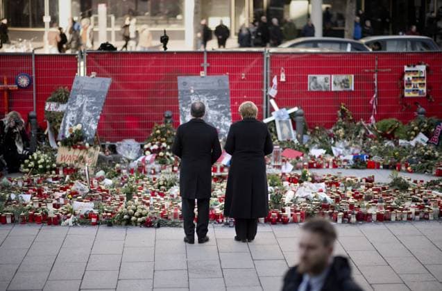 Themen der Woche Bilder des Tages Merkel, Hollande - Memorial Terror Attack DEU, Deutschland, Germany, Berlin, 27.01.2017 Francois Hollande, Staatspraesident von Frankreich, und Bundeskanzlerin Angela Merkel(rechts), in Gedenken an den Anschlag auf den Weihnachtsmarkt in Berlin am 19.12.2016 an der Kaiser-Wilhelm-Gedaechtniskirche auf dem Breitscheidplatz in Berlin. Diese temporaere Gedenkstaette erinnert an das Attentat des Terroristen Anis Amri, der mit einem gestohlenen Lastwagen in eine Menschenmenge auf den Weihnachtsmarkt gerast war und 12 Menschen toetete. Francois Hollande, President of France, and German Chancellor Angela Merkel (right), in front of candles and flowers left by mourners in memory of the terror attack in Berlin at the memory site at the Breitscheidplatz in Berlin. This is the site were a stolen lorry truck drove hrough a Christmas market on December 19 2016 in Berlin, Germany. On December 19 Ani