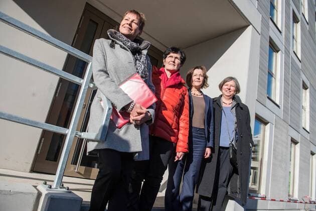 Berlin Marzahn-Hellersdorf Fluechtlingsunterkunft Vorstellung der ersten Fluechtlingsunterkunft in modularer Bauweise in Berlin. Vor dem Einzug der ersten Gefluechteten in der Wittenberger Strasse im Berliner Bezirk Marzahn-Hellersdorf, Anfang Februar 2017, wurde am Freitag den 27. Januar 2017 die erste Fluechtlingsunterkunft in modularer Bauweise der Oeffentlichkeit vorgestellt. In die Unterkunft sollen bis zu 300 Menschen einziehen. Im Bild vlnr.: Elke Breitenbach, Senatorin fuer Arbeit, Integration und Soziales; Dagmar Pohle, Bezirksbuergermeisterin von Marzahn-Hellersdorf; Claudia Langeheine, Praesidentin des Landesamtes fuer Fluechtlingsangelegenheiten; Katrin Lompscher, Senatorin fuer Stadtentwicklung und Wohnen. 27.1.2017, Berlin