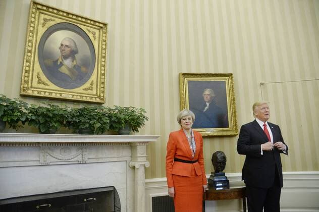 Themen der Woche Bilder des Tages U.S. President Donald Trump meets with UK Prime Minister Theresa May in the Oval Office of the White House in Washington, D.C on January 27, 2017. Pool photo by Olivier Douliery  WAX20170127948