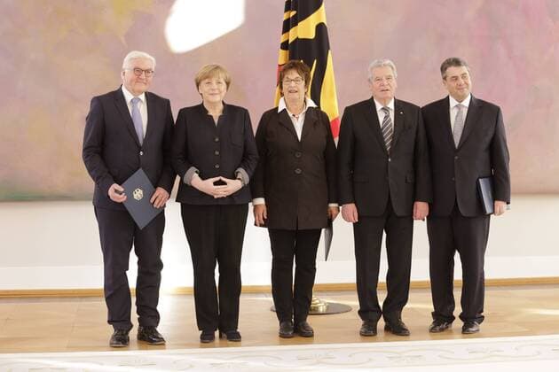 Bilder des Tages Dr. Frank-Walter Steinmeier, Bundeskanzlerin Angela Merkel, Brigitte Zypries, Bundespräsident Joachim Gauck, Bundesminister Sigmar Gabriel,, Deutschland, Berlin, Schloss Bellevue, Entlassung und Ernennung von Bundesministern durch BPr Gauck, 27.01.2017