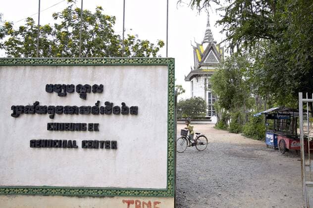 May 14, 2006; Phnom Penh, CAMBODIA; The Choeung Ek Memorial Center, a.k.a. the Killing Fields, near Phnom Penh, Cambodia is where thousands of the estimated 1.7 million Cambodians were killed by the Khmer Rouge between 1975-1979. Mandatory - ZUMAn22_ 20060514_nar_n22_270 Copyright: xDangxNgox