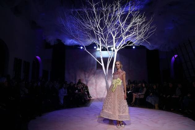 Bilder des Tages AltaRoma Fashion Week - Gattinoni Modenschau in Rom Jan 27, 2017 - Rome, Italy - Gattinoni Spr Sum 2017 at Altaroma fashion week in Roma. Rome Italy - ZUMAi15_ 20170127_zaf_i15_017 Copyright: xEvandroxInettix