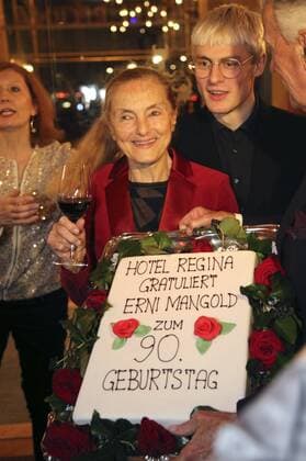 Erni Mangold und Meo Wulf bei der Premieren-Party des Theaterstücks Harold und Maude sowie der Geburtstagsfeier zum 90. Geburtstag von Erni Mangold im Hotel Regina.Wien, 26.01.2017 Foto:xF.xJ.xMorgenbesserx xFuturexImage