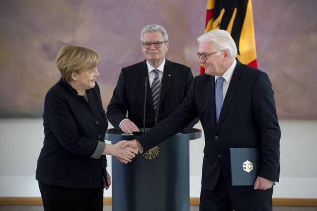 Merkel, Gauck, Steinmeier DEU, Deutschland, Germany, Berlin, 27.01.2017 Bundeskanzlerin Angela Merkel, Bundespraesident Joachim Gauck, und Frank-Walter Steinmeier, zukuenftiger Bundespraesident und ehem. Bundesaussenminister SPD (v.l.n.r.), bei der Aushaendigung der Entlassungsurkunde und der Uebergabe der Ernennungsurkunde im Schloss Bellevue in Berlin German Chancellor Angela Merkel, President Joachim Gauck and Frank-Walter Steinmeier, future president and formerGerman Foreign minister SPD (f.l.t.r.) following Gabriel s appointment at a ceremony at Schloss Bellevue palace on January 27, 2017 in Berlin, Germany. A cabinet shift resulting from previous foreign minister Frank-Walter Steinmeier s nomination for German president.
