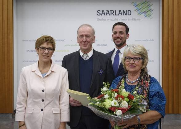 Clemens Lindemann, ehemaliger Landrat des Saarpfalz Kreises, erhält am Samstag (28.01.2017) in der saarländischen Staatskanzlei in Saarbrücken von Ministerpräsidentin Annegret Kramp-Karrenbauer den saarländischen verdienstorden. Im Bild v.li.: Annegret Kramp-Karrenbauer, Clemens Lindemann mit Sohn Daniel und Ehefrau Waltraut Lindemann. 28011701D.jpg