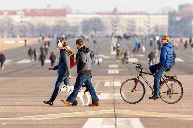 29.01.2017, Berlin, Deutschland, GER, das Tempelhofer Feld, Tempelhofer Freiheit, Gelände des ehemaligen Zentral Flughafens Berlin-Tempelhof. Mensch und Tier sind unterwegs. Fahrradfahrer