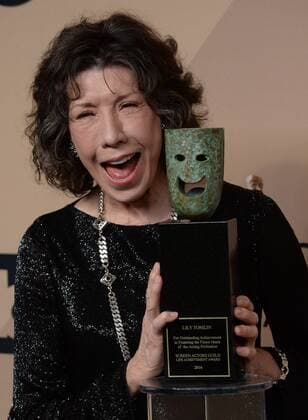 Actress Lily Tomlin appears backstage with her award for Lifetime Achievement during the the 23rd annual SAG Awards held at the Shrine Auditorium in Los Angeles on January 29, 2017. The Screen Actors Guild Awards will be broadcast live on TNT and TBS.  LAP20170129294 JIMxRUYMEN