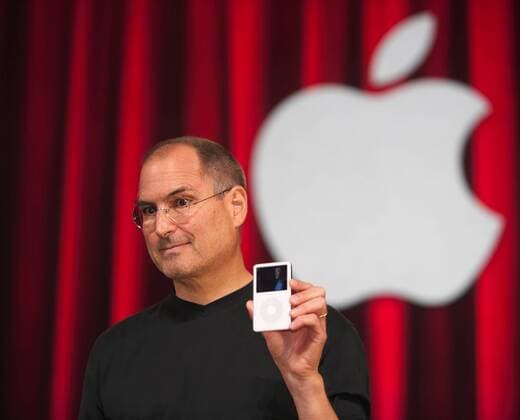 IMAGO History, 250 Jahre USA, Digitales Zeitalter: Entwicklung des Internets und Aufstieg von Silicon Valley Oct 12, 2005; San Jose, CA, USA; Apple computer CEO STEVE JOBS announces a video iPod that plays music videos, video podcasts, Pixar Short Films, and popular television shows in San Jose, California. - ZUMAr43_ 20051012_cob_r43_933 Copyright: xMarkxRichardsx