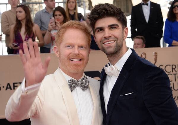 (L-R) Actor Jesse Tyler Ferguson and Justin Mikita arrive for the 23rd annual SAG Awards held at the Shrine Auditorium in Los Angeles on January 29, 2017. The Screen Actors Guild Awards will be broadcast live on TNT and TBS.  LAP20170129777 JIMxRUYMEN