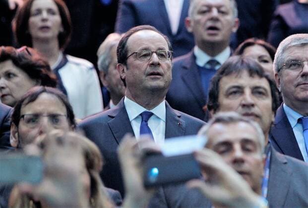 Francois Hollande besucht Endspiel der Handball-WM in Paris January 29th 2017; Paris, France, IHF World handball Championship Finals; France versus Norway in the final match; Francois Hollande President of the Republic during the game as France beat Norway by a score of 33-26 2017 IHF World Handball Championships Final France v Norway Jan 29th  ActionPlus11840267 Content restricted for UK based newspaper