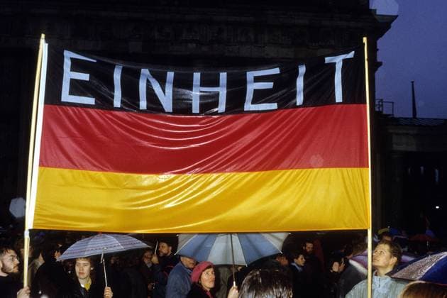 Berlin feiert die Maueröffnung im November 1989, hier am Brandenburger Tor