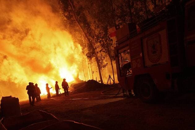 IMAGO Nature: Unsere Erde, Klimawandel, Waldbrände Firefighters fight a forest fire in the the town of Portezuelo, province of Nuble, south of Santiago, Chile, early 30 January 2017. Forest fires continue to burn in Chile !ACHTUNG: NUR REDAKTIONELLE NUTZUNG!  CH02 20170130-636213859165455136