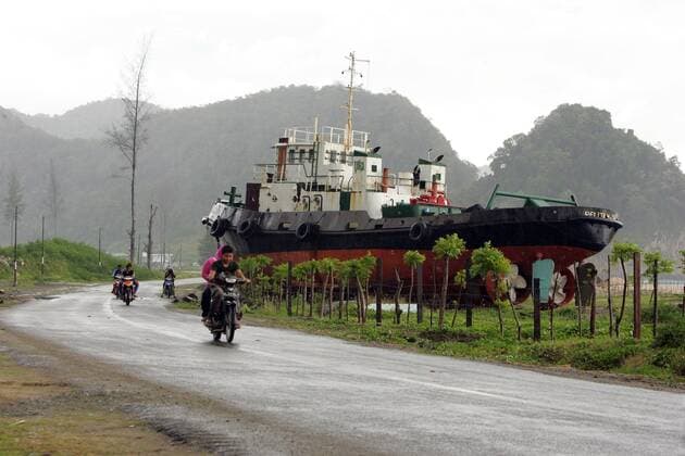 Dec 11, 2005; Banda Aceh, INDONESIA; Along the road past the repaired Lhoknga bridge on the outskirts of Banda Aceh, Indonesia, a boat remains where it was deposited near the road. Waves reported as being as high as 45 feet came ashore on December 26th causing huge damage and extensive loss of life. More than 250,000 people died December 26th 2004 after the devastating Asian tsunami, a result of a 9.0 magnitude quake early Dec 25th, 2004, just off the coast of the Indonesian island of Sumatra. It set off huge waves that reached as far as Africa. Mandatory - ZUMAg58_ 20051211_cob_g58_742 Copyright: xKarlxGroblx