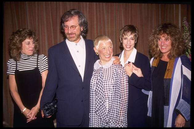 73. Berlinale, Steven Spielberg erhält den Goldenen Ehrenbären für sein Lebenswerk Leah Adler: Mutter von Steven Spielberg gestorben Hollywood, CA, USA; Director STEVEN SPIELBERG, mother LEAH ADLER and family are shown in an undated photo. (Michelson - Doughton date unknown) Mandatory - ZUMAm96_ 20051227_bbb_m96_008 Copyright: xMichelsonx