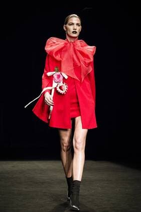 Bilder des Tages January 31, 2017 - Barcelona, Catalonia, Spain - A model walks the runway at the Naulover fashion show presenting the new Dark Ophelia collection during 080 Barcelona Fashion Week Barcelona Spain - ZUMAo105 20170131_zap_o105_001 Copyright: xMatthiasxOesterlex