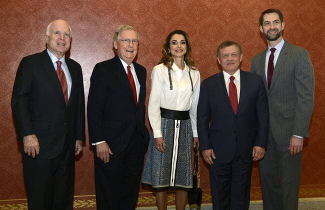 Bilder des Tages (L-R) Senators John McCain (Arizona), Senate Minority Leader Mitch McConnell (Kentucky) and Tom Cotton (Arkansas) pose with Jordan s King Abdullah II (2nd,R) and Queen Rania (C) prior to a meeting, at the US Capitol, January 31, 2017, in Washington, DC. The leaders were expected to discuss regional security issues and President Trump s travel ban.  WAP20170131502 MIKExTHEILER