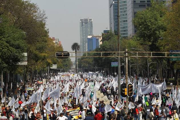 Mexiko: Demo gegen Erhöhung der Benzinpreise Thousands of people from several organizations march against the rise of the fuels prices in Mexico City, Mexico, 31 January 2017. PROTEST AGAINST THE RISE OF FUELS PRICES IN MEXICO !ACHTUNG: NUR REDAKTIONELLE NUTZUNG!  MEX003 20170131-636215027549403449