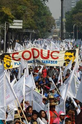 Mexiko: Demo gegen Erhöhung der Benzinpreise Thousands of people from several organizations march against the rise of the fuels prices in Mexico City, Mexico, 31 January 2017. PROTEST AGAINST THE RISE OF FUELS PRICES IN MEXICO !ACHTUNG: NUR REDAKTIONELLE NUTZUNG!  MEX003 20170131-636215028171831479