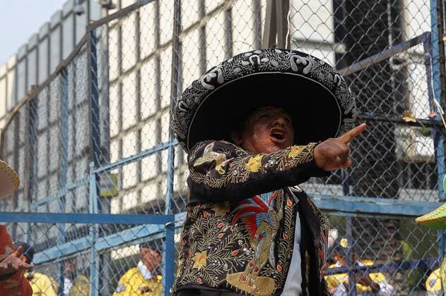Mexiko: Demo gegen Erhöhung der Benzinpreise A man wearing a traditional costume shouts during a rally in front of the US Embassy against the rise of the fuels prices in Mexico City, Mexico, 31 January 2017. PROTEST AGAINST THE RISE OF FUELS PRICES IN MEXICO !ACHTUNG: NUR REDAKTIONELLE NUTZUNG!  MEX003 20170131-636215028207086801