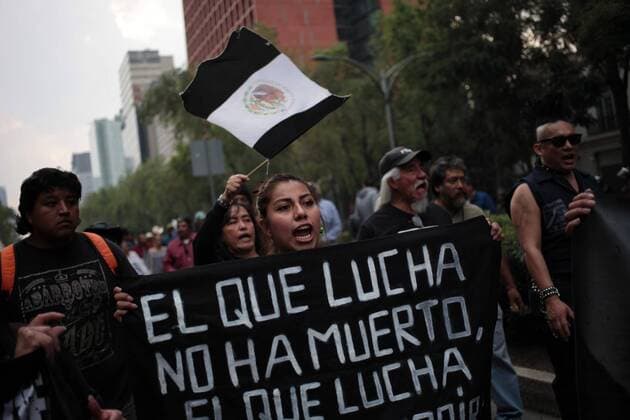 Mexiko: Demo gegen Erhöhung der Benzinpreise People take part in a rally to protest against an increase of the price of fuel, at the Zocalo square in Mexico City, Mexico, 31 January 2017. Since 01 January 2017, gasoline prices have increased 14 and 20 percent. Rally against the increase of the gasoline price in Mexico !ACHTUNG: NUR REDAKTIONELLE NUTZUNG!  MEX30 20170201-636215181701659930
