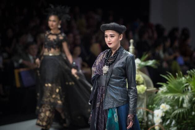 (170201) -- JAKARTA, Feb. 1, 2017 -- Models walk the runway at the opening ceremony of Indonesia Fashion Week 2017 in Jakarta, capital of Indonesia, Feb. 1, 2017. ) (dtf) INDONESIA-JAKARTA-INDONESIA FASHION WEEK 2017 DuxYu 