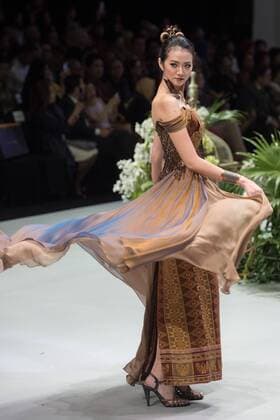 (170201) -- JAKARTA, Feb. 1, 2017 -- A model walks the runway at the opening ceremony of Indonesia Fashion Week 2017 in Jakarta, capital of Indonesia, Feb. 1, 2017. ) (dtf) INDONESIA-JAKARTA-INDONESIA FASHION WEEK 2017 DuxYu 