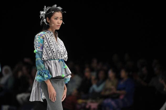 (170201) -- JAKARTA, Feb. 1, 2017 -- A model presents a creation by Indonesian designer Artina on the first day of Indonesia Fashion Week 2017 in Jakarta, Indonesia, Feb. 1, 2017. Indonesia Fashion Week 2017 is held from Feb. 1 to 5. )(dtf) INDONESIA-JAKARTA-INDONESIA FASHION WEEK 2017 Zulkarnain 