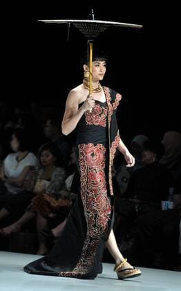 (170201) -- JAKARTA, Feb. 1, 2017 -- A model presents a creation by Myanmar designer May Myat Waso on the first day of Indonesia Fashion Week 2017 in Jakarta, Indonesia, Feb. 1, 2017. Indonesia Fashion Week 2017 is held from Feb. 1 to 5. )(dtf) INDONESIA-JAKARTA-INDONESIA FASHION WEEK 2017 Zulkarnain 