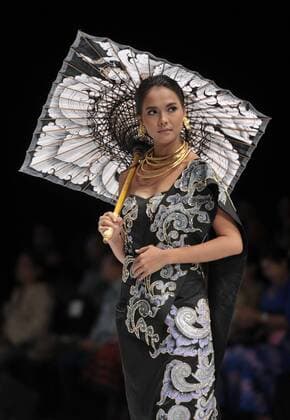 (170201) -- JAKARTA, Feb. 1, 2017 -- A model presents a creation by Myanmar designer May Myat Waso on the first day of Indonesia Fashion Week 2017 in Jakarta, Indonesia, Feb. 1, 2017. Indonesia Fashion Week 2017 is held from Feb. 1 to 5. )(dtf) INDONESIA-JAKARTA-INDONESIA FASHION WEEK 2017 Zulkarnain 