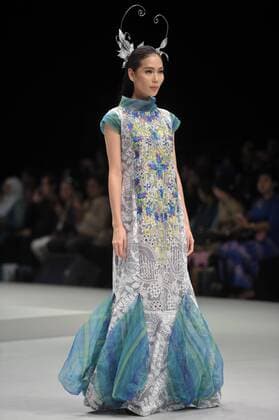 (170201) -- JAKARTA, Feb. 1, 2017 -- A model presents a creation by Indonesian designer Artina on the first day of Indonesia Fashion Week 2017 in Jakarta, Indonesia, Feb. 1, 2017. Indonesia Fashion Week 2017 is held from Feb. 1 to 5. )(dtf) INDONESIA-JAKARTA-INDONESIA FASHION WEEK 2017 Zulkarnain 