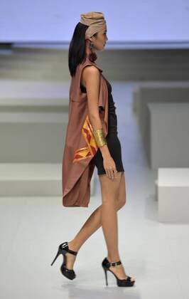 (170201) -- JAKARTA, Feb. 1, 2017 -- A model presents a creation by Indonesian designer Risza on the first day of Indonesia Fashion Week 2017 in Jakarta, Indonesia, Feb. 1, 2017. Indonesia Fashion Week 2017 is held from Feb. 1 to 5. )(dtf) INDONESIA-JAKARTA-INDONESIA FASHION WEEK 2017 Zulkarnain 