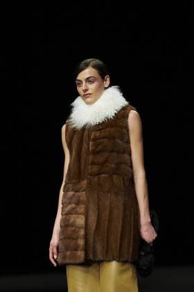 A model takes to the catwalk wearing a creation by Vm La Siberia brand during the 080 Barcelona Fashion Week held in Barcelona, northeastern Spain on 01 February 2017. The 080 Barcelona Fashion Week runs from 30 January to 03 February 2017. 080 BARCELONA FASHION WEEK !ACHTUNG: NUR REDAKTIONELLE NUTZUNG!  RGS01 20170201-636215704003208915